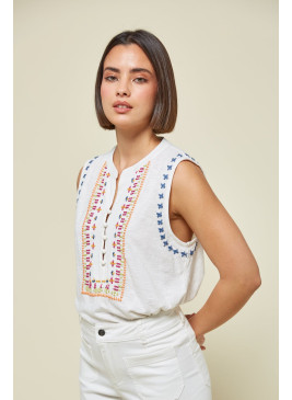 Camiseta blanca bordada sin mangas