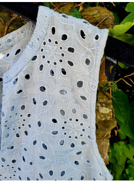 Blusa azul claro sin mangas perforada de mujer