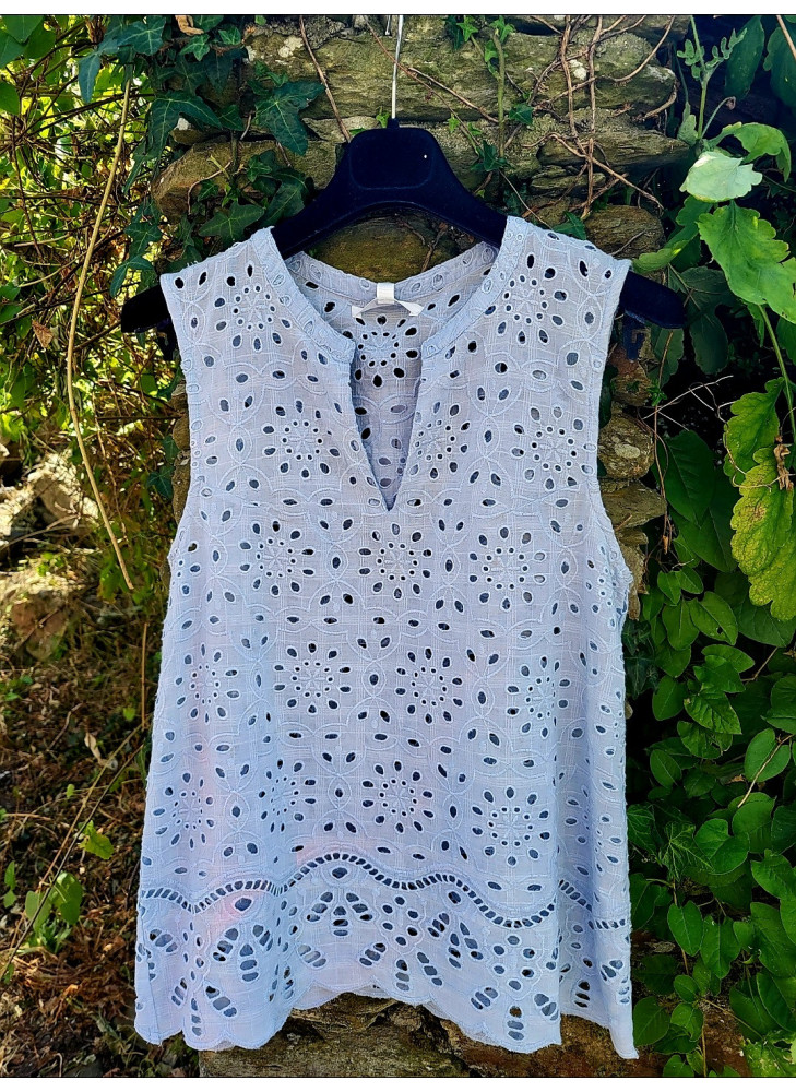 Blusa azul claro sin mangas perforada de mujer