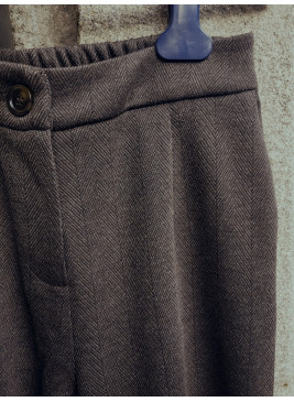 Pantalón marrón de espiguilla de mujer