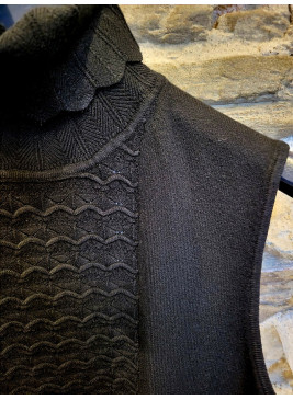 Chaleco negro de cuello cisne de mujer