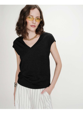 Camiseta negra  de pico...