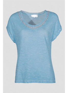 Camiseta azul de pico con vivo marrón de mujer