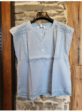 Blusa azul con jaretas y...