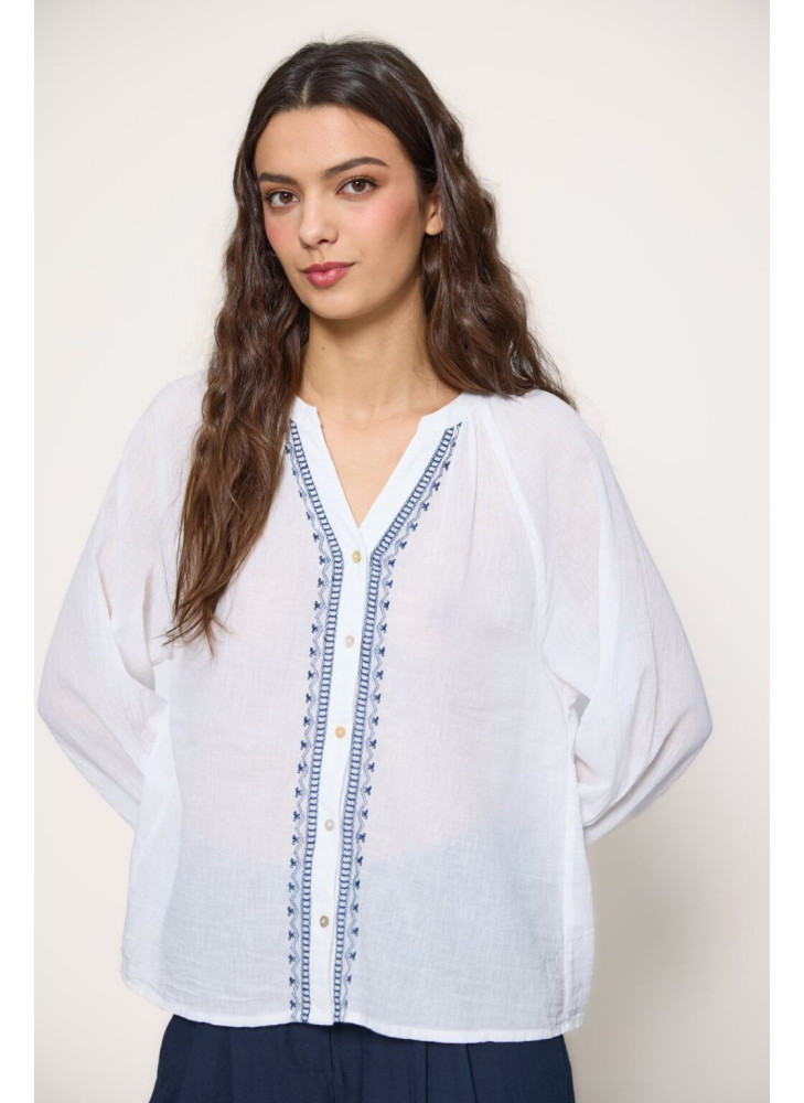 Camisa blanca con bordados en azul de algodón de mujer