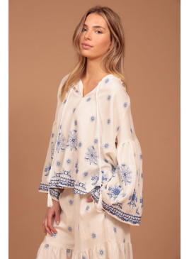 Blusa  con bordados azules...