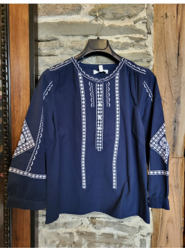 Blusa azul con bordados de...