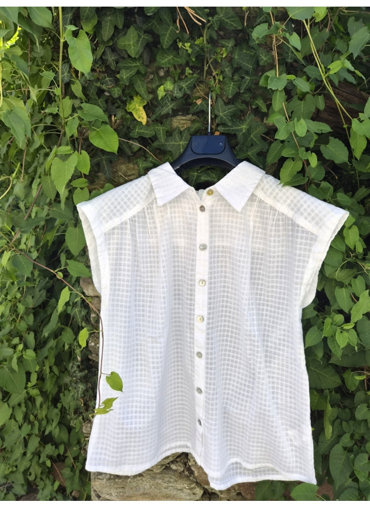 Camisa blanca de manga corta de mujer