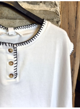 Camiseta blanca con vivo negro mujer