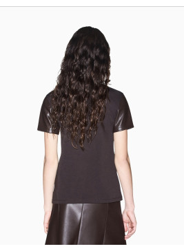 Camiseta Armani Exchange marrón de manga corta con mangas en polipiel XW002812