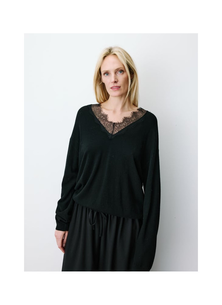 Jersey negro de cuello pico con puntilla Agustin