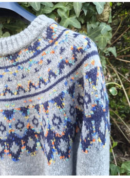 Jersey gris con cenefa azul, naranja, mostaza y turquesa