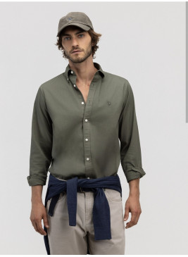 Camisa EL GANSO garment dyed button down verde oscuro de hombre 260050