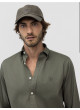 Camisa EL GANSO garment dyed button down verde oscuro de hombre 260050