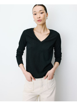 Camiseta negra cuello pico...