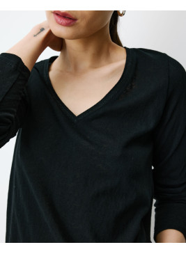 Camiseta negra cuello pico Abricot